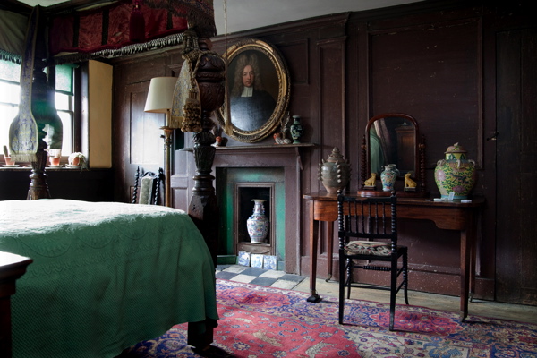 The brown bedroom features an oak bed and 17th-century paneling. Photo by Klaus Wehner.