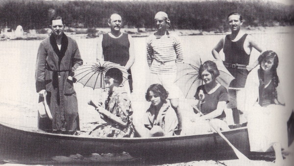 Murphy beach parties might feature Elsie de Wolfe (holding parasol), her husband, Sir Charles Mendl (behind her), or Monty Woolley (back row, far right)