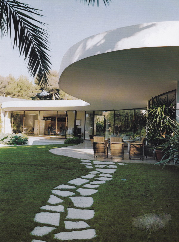 Rear facade of Casa Nara Mondadori, designed by Oscar Niemeyer.