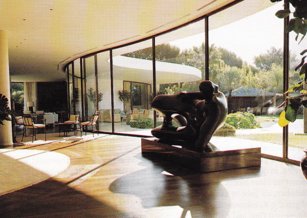Henry Moore's Reclining Woman: Elbow, 1981, is set into the curved edge of the dining room.