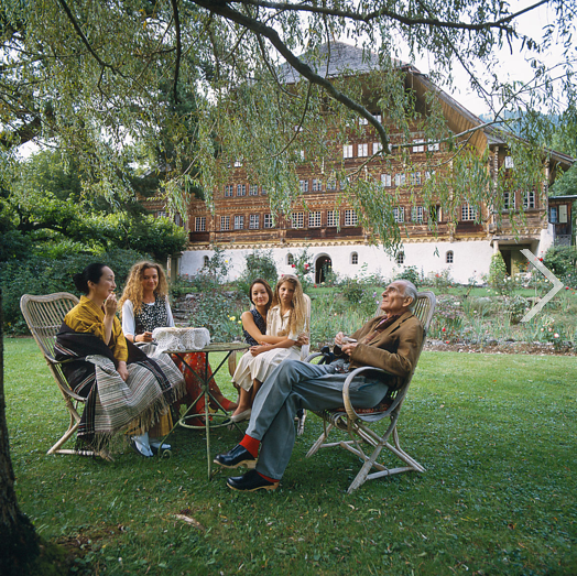 Balthus with his wife, Setsuko, their daughter, Harmi, and granddaughters at the Grand Chalet in Rossinière. Photo by Alvaro Canovas.