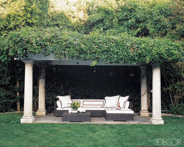 A classically-inspired pergola brings formal elegance to the garden of fashion designer Monique Lhuillier’s Los Angeles home, which was decorated by Jennie Abbott. Photo by Roger Davies.
