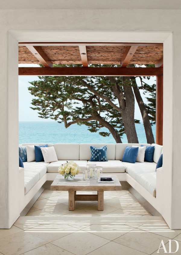 Atelier AM designed a conversational banquette for a small terrace overhanging the lower terrace of a Laguna Beach beach house. Photo by Roger Davies.