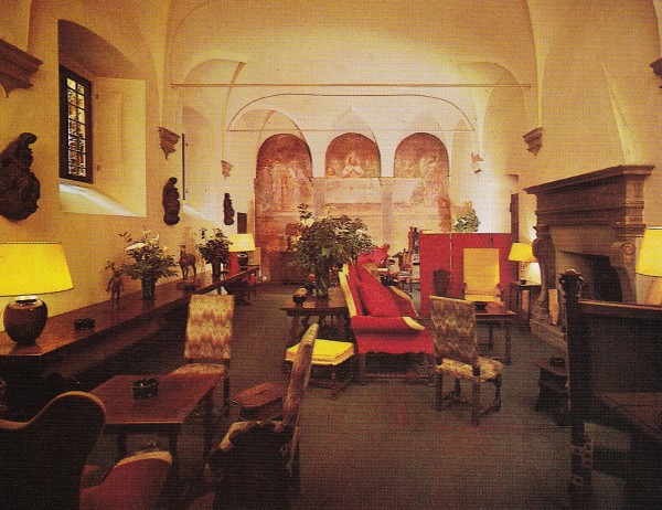 I immediately recognized many of the furnishing installed at Villa Maura from this photo: the bronze sculptures hanging on the wall of the library of Villa San Michele are now lining the entrance corridor of Villa Maura, shown above. 