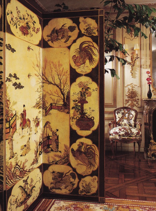 In the dining room is very rare, late 17th-century Chinese screen. On the back wall is one of two pairs of fine Louis XV appliques. 