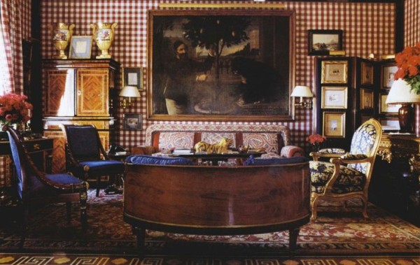 1989: The designer’s Peter Marino–devised Central Park–perched apartment boasts graphic and understatedly elegant Le Manach red gingham walls, which offset a gilded Louis XVI chair. The sofa is upholstered in an antique Turkish wedding cape. Photographed by Michael Mundy, Vogue, March 1989. 