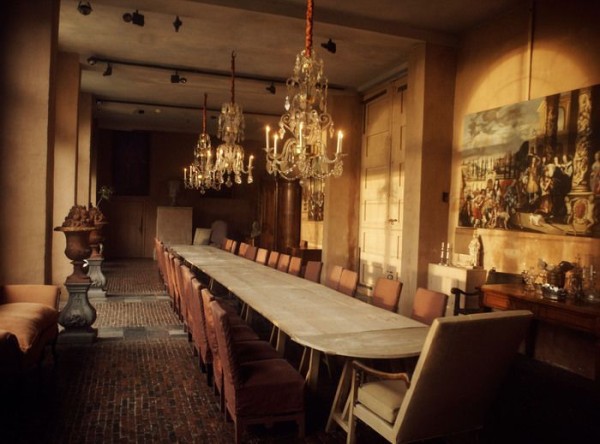 The dining room has paintings dating from 1660 by Stefan Kessler.